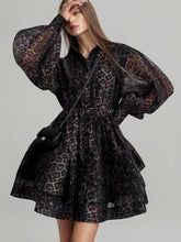 Robe courte à revers et à simple boutonnage